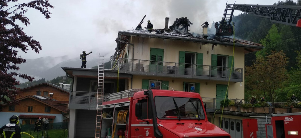 Terribile incendio in Val di Sole: distrutto dalle fiamme il tetto di una casa